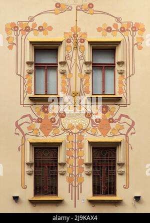 Detail der Jugendstilvilla Helenka, die vom tschechischen Architekten Alois Korda entworfen wurde, mit Wandmalereien des tschechischen Künstlers Frantisek Kobliha (1903) im Stadtteil Malvazinky in Prag, Tschechische Republik. Stockfoto