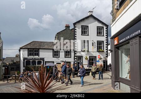 People Walking by Dog & Gun Pub Bar Inn Lake Road Keswick Lake District National Park Cumbria England Vereinigtes Königreich GB Großbritannien Stockfoto