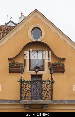 Balkon des Hauses am Gemälde der Jungfrau Maria (Dům U obrázku Panny Marie) auf der Kampa-Insel neben der Karlsbrücke in Prag, Tschechische Republik. Stockfoto