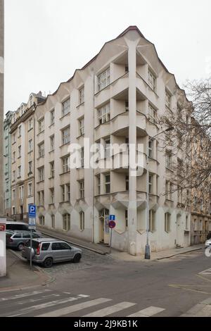 Kubistisches Wohnhaus, das vom Architekten des tschechischen Modernismus Josef Chochol (1913-1914) in der Neklanova-Straße im Stadtteil Vyšehrad in Prag, Tschechische Republik, entworfen wurde. Stockfoto