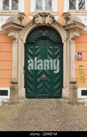 Haupteingang des Buquoy-Palastes (Buquoyský palác) auf dem Velkopřevorské-Platz auf der Kleinseite in Prag, Tschechische Republik. Der barocke Palast dient heute als französische Botschaft. Stockfoto