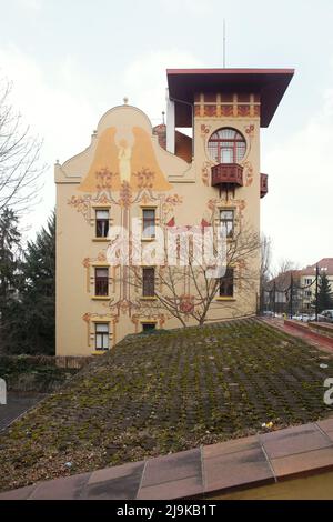 Die Jugendstilvilla Helenka wurde vom tschechischen Architekten Alois Korda entworfen und mit Wandgemälden des tschechischen Künstlers Frantisek Kobliha (1903) im Stadtteil Malvazinky in Prag, Tschechische Republik, ausgestattet. Stockfoto