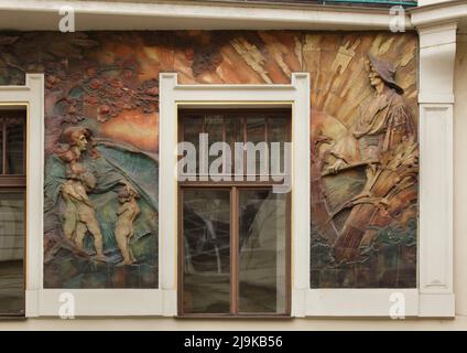 Detail des Jugendstil-Majolika-Frieses, der der Versicherung des tschechischen Bildhauers Ladislav Šaloun gewidmet ist, auf dem Gebäude der Versicherungsgesellschaft Prag (Pojišťovna Praha) in der Národní-Allee in Staré Město (Altstadt) in Prag, Tschechische Republik. Das Jugendstilgebäude des tschechischen Architekten Osvald Polívka wurde zwischen 1906 und 1907 erbaut. Stockfoto