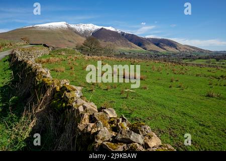 Blick in Richtung Threlkeld Dorf und Ackerland Schnee gekrönt Blencathra im Frühjahr späten Winter Lake District National Park Cumbria England Großbritannien Stockfoto