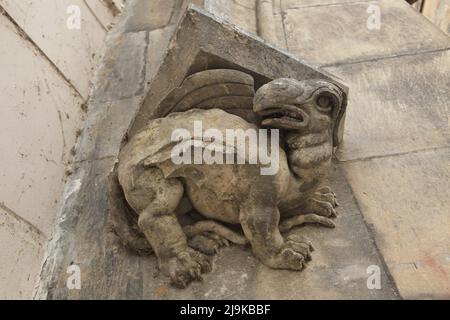 Chimera auf dem Malá Strana-Brückenturm (Malostranská mostecká věž) der Karlsbrücke in Prag, Tschechische Republik. Stockfoto