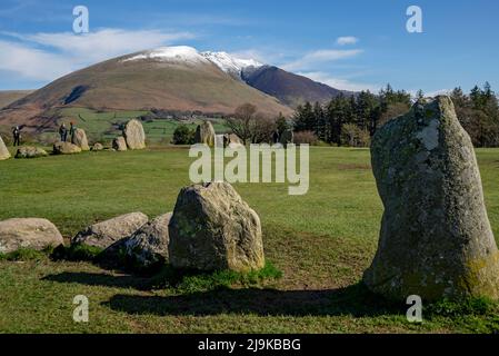 Blick vom Castlerigg Stone Circle auf die schneebedeckte Blencathra im Frühling Spätwinter Lake District National Park Cumbria England Großbritannien Stockfoto