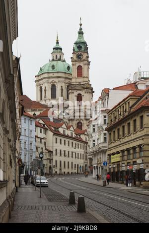 Die Nikolaikirche (Kostel svatého Mikuláše) auf dem Malostranské-Platz, abgebildet von der Karmelitská-Straße auf der Kleinseite in Prag, Tschechische Republik. Stockfoto