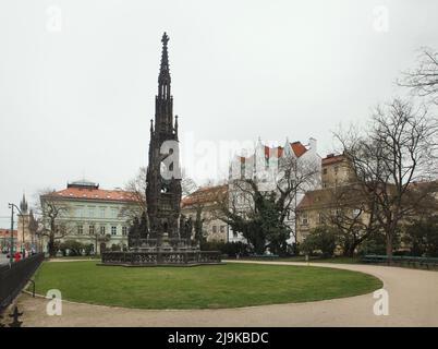 Kranner-Brunnen (Krannerova kašna), entworfen vom tschechischen Bildhauer Josef Max (1845-1850) am Ufer der Moldau in Prag, Tschechische Republik. Die Reiterstatue des Heiligen Römischen Kaiser Franz II., die später als Kaiser Franz I. von Österreich regierte, steht auf dem Turm des Brunnens. Stockfoto