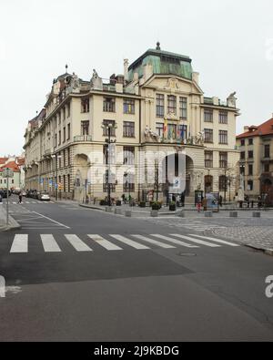 Prager Neues Rathaus (Nová radnice) auf dem Marienplatz in Staré Město (Altstadt) in Prag, Tschechische Republik. Das Jugendstilgebäude des tschechischen Architekten Osvald Polívka wurde zwischen 1908 und 1911 erbaut. Stockfoto
