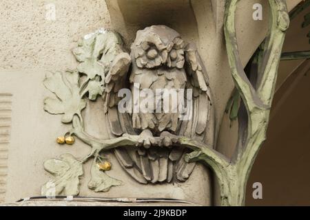 Eule in der Stuckdekoration im Jugendstil auf dem Einnahmehaus, bekannt als Hilberts Haus (Hilbertův dům) am Ufer der Moldau in Nové Město (Neustadt) in Prag, Tschechische Republik. Das vom tschechischen Architekten Kamil Hilbert entworfene Jugendstilgebäude mit Stuckverzierungen des tschechischen Bildhauers Karel Novák wurde zwischen 1904 und 1905 im heutigen Masarykovo-Ufer errichtet. Stockfoto