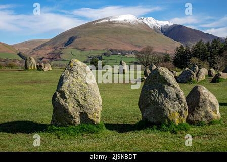 Blick vom Castlerigg Stone Circle auf die schneebedeckte Blencathra im Frühling im Spätwinter Lake District National Park Cumbria England Stockfoto