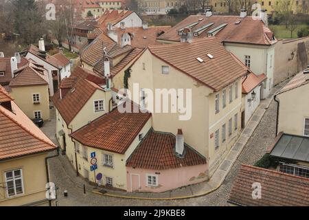 Malerische Häuser in der Nový Svět-Straße (Neue-Welt-Straße) im Stadtteil Hradčany in Prag, Tschechische Republik. An der Fassade des Hauses in der Mitte sind gefälschte Kanonenkugeln aus Küchenpfannen zu sehen. Die Küchenpfannen wurden 1970s von lokalen Künstlern benutzt, um die echten Kanonenkugeln aus der Zeit der Belagerung von Prag durch die preußische Armee im Mai 1757 während des Dritten Schlesischen Krieges (Siebenjähriger Krieg) nachzuahmen, die auf den nahe gelegenen Gebäuden noch sichtbar sind. Stockfoto