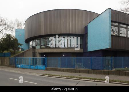 Ausstellungspavillon der Handelsmission der UdSSR (Obchodní zastupitelství SSSR) im Bezirk Bubeneč in Prag, Tschechische Republik. Das modernistische Gebäude der tschechischen Architekten Vratislav Růžička, Vladimír Mošna und Boris Rákosník wurde zwischen 1972 und 1975 erbaut. Der ehemalige Ausstellungspavillon wird heute von der russisch-orthodoxen Kirche genutzt, die in die Kirche der Heiligen Ludmila von Böhmen (Chrám svaté Ludmily) umgewandelt wird. Stockfoto