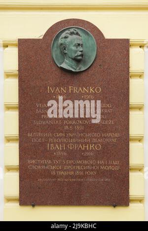 Gedenktafel für den ukrainischen Dichter Ivan Franko auf dem Žofín-Palast (Palác Žofín) auf der slawischen Insel (Slovanský ostrov) in Prag, Tschechische Republik. Ivan Franko hielt am 18. Mai 1891 eine Rede im Palast von Žofín auf dem Kongress der progressiven slawischen Jugend. Die Gedenktafel wurde 1956 installiert. Stockfoto