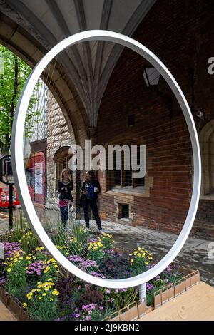 London, Großbritannien. 24 Mai 2022. „The Journey“ von Interface, eine Installation aus recyceltem Garn, das das Unternehmen normalerweise in Teppichfliesen verwendet. Die Clerkenwell Design Week präsentiert in einer Reihe von Showrooms, Ausstellungen und Sonderinstallationen in ganz Clerkenwell eine Präsentation führender britischer und internationaler Marken und Unternehmen. Die Veranstaltung läuft bis zum 26. Mai 2022. Kredit: Stephen Chung / Alamy Live Nachrichten Stockfoto