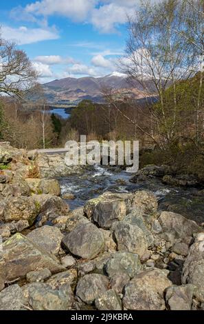 Blick von der Ashness Bridge über Derwentwater nach Skiddaw im Schneefrühling im Spätwinter in der Nähe des Keswick Lake District National Park Cumbria England Stockfoto