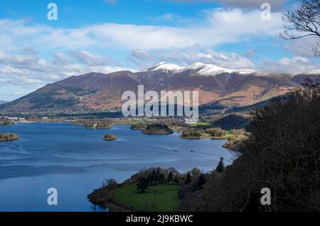 Blick aus der Überraschung Blick über Derwentwater nach Keswick und Schnee auf Skiddaw im Frühling Spätswinter Lake District National Park Cumbria England Großbritannien Stockfoto