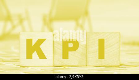 KPI auf Holzblöcke Key Performance Indicator Geschäftskonzept. Sommerstrand Stockfoto