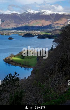 Blick aus der Überraschung Blick über Derwentwater nach Keswick und Schnee auf Skiddaw im Frühling Spätswinter Lake District National Park Cumbria England Großbritannien Stockfoto