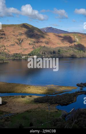 Von Surprise View bis zu Derwentwater Catbells und dem schneebedeckten Causey Pike im Spätwinter Lake District National Park Cumbria England Stockfoto