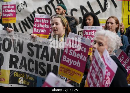 Demonstranten und Unterstützer der Familie Bayoh vor dem Capital House in Edinburgh wegen der öffentlichen Untersuchung von Sheku Bayohs Tod. Bayoh starb im Mai 2015, nachdem er von Beamten, die auf einen Anruf in Kirkcaldy, Fife, reagierten, zurückgehalten wurde. Bilddatum: Dienstag, 24. Mai 2022. Stockfoto