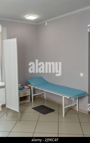Moderner Raum in der Klinik für die Untersuchung und Behandlung von Patienten. Medizinische Couch. Stockfoto