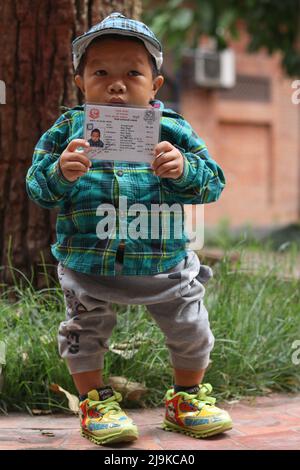 Kathmandu, NE, Nepal. 24.. Mai 2022. Dor Bahadur Khapangi, 18, zeigt seine Staatsbürgerschaftsurkunde, da ihn die Guinness-Weltrekorde am 24. Mai 2022 in Kathmandu, Nepal, als kürzesten lebenden männlichen Teenager bescheinigt haben. (Bild: © Aryan Dhimal/ZUMA Press Wire) Bild: ZUMA Press, Inc./Alamy Live News Stockfoto