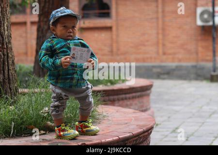 Kathmandu, NE, Nepal. 24.. Mai 2022. Dor Bahadur Khapangi, 18, zeigt seine Staatsbürgerschaftsurkunde, da ihn die Guinness-Weltrekorde am 24. Mai 2022 in Kathmandu, Nepal, als kürzesten lebenden männlichen Teenager bescheinigt haben. (Bild: © Aryan Dhimal/ZUMA Press Wire) Bild: ZUMA Press, Inc./Alamy Live News Stockfoto