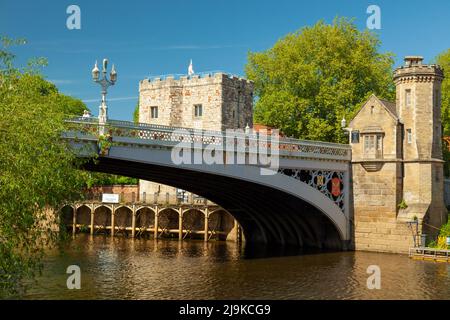 Frühlingsnachmittag an der Lendal Bridge über dem Fluss Ouse in York, England. Stockfoto