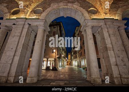 Historischer Torbogen, der zum Corso Andrea Palladio führt und zum UNESCO-Weltkulturerbe Vicenza gehört. Stockfoto