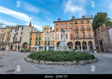 Statue von Fedele Lampertico vor den Geschäften und Cafés auf der Piazza Matteotti. UNESCO-Weltkulturerbe Vicenza. Stockfoto