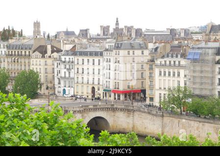 Paris, Frankreich. Mai 22. 2022. Luftaufnahme der Pariser Gebäude im Haussmann-Stil am Ufer der seine. Stockfoto