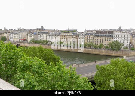 Paris, Frankreich. Mai 22. 2022. Luftaufnahme der Pariser Gebäude im Haussmann-Stil am Ufer der seine. Stockfoto