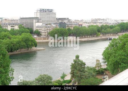 Paris, Frankreich. Mai 22. 2022. Luftaufnahme der Pariser Gebäude im Haussmann-Stil am Ufer der seine. Stockfoto