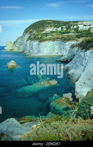 Klippen in Le Forna, Ponza, Insel, Süditalien, Italien, Tyrrhenisches Meer, Mittelmeer, Europa Stockfoto