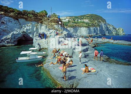 Menschen an einem natürlichen Pool, Badestrand in Le Forna, Ponza, Insel, Süditalien, Italien, Tyrrhenisches Meer, Mittelmeer, Europa Stockfoto