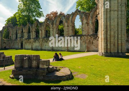 Frühlingsnachmittag in den Ruinen der St. Mary's Abbey in York, England. Stockfoto