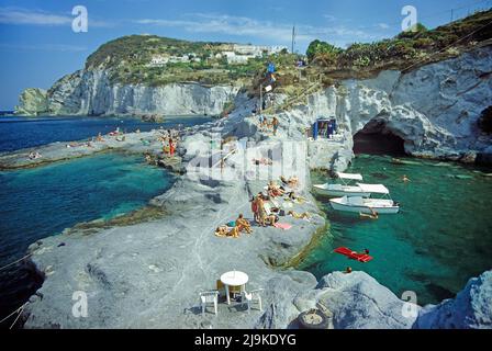 Menschen an einem natürlichen Pool, Badestrand in Le Forna, Ponza, Insel, Süditalien, Italien, Tyrrhenisches Meer, Mittelmeer, Europa Stockfoto