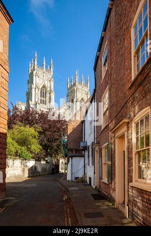 York Minster vom Precentor's Court aus gesehen, York, North Yorkshire, England. Stockfoto