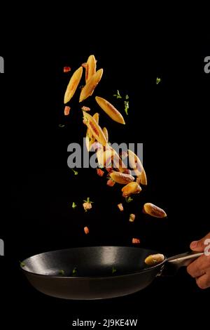 Rustikale bayerische und österreichische Pasta-Spezialität mit Schinken und Speck, mit einer Pfanne für europäische Lebensmittelkonzepte. Stockfoto