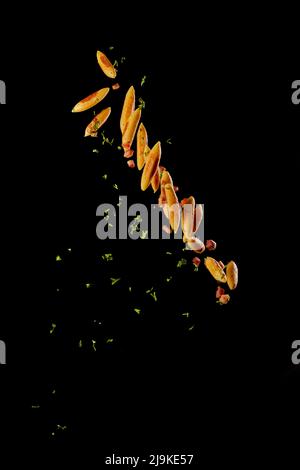 Österreichische und deutsche Pasta-Spezialität namens Schupfnudeln, im freien Fall für Designkonzepte für alpine Restaurants und bayerische Hausmannskost. Stockfoto
