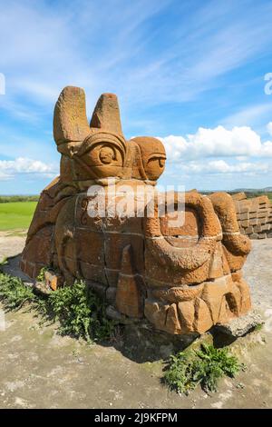 Der Steindrache ist vor Ort bekannt als der große Beschützer von Irvine, Wächter des Strandparks und Beobachter auf dem Hügel. Stockfoto