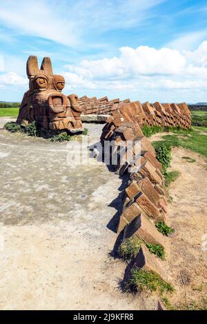 Der Steindrache ist vor Ort bekannt als der große Beschützer von Irvine, Wächter des Strandparks und Beobachter auf dem Hügel. Stockfoto