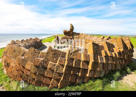 Der Steindrache ist vor Ort bekannt als der große Beschützer von Irvine, Wächter des Strandparks und Beobachter auf dem Hügel. Stockfoto