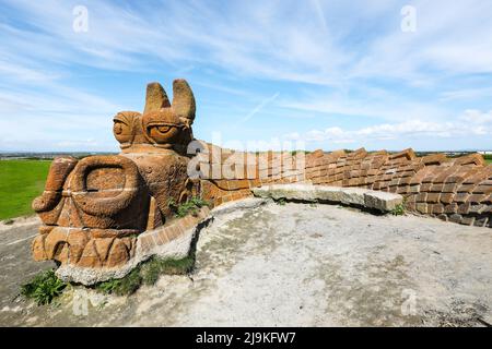 Der Steindrache ist vor Ort bekannt als der große Beschützer von Irvine, Wächter des Strandparks und Beobachter auf dem Hügel. Stockfoto