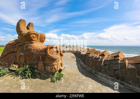 Der Steindrache ist vor Ort bekannt als der große Beschützer von Irvine, Wächter des Strandparks und Beobachter auf dem Hügel. Nach der Neuentwicklung gebaut Stockfoto