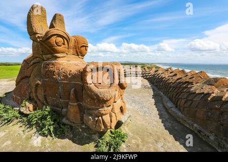 Der Steindrache ist vor Ort bekannt als der große Beschützer von Irvine, Wächter des Strandparks und Beobachter auf dem Hügel. Nach der Neuentwicklung gebaut Stockfoto