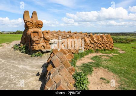 Der Steindrache ist vor Ort bekannt als der große Beschützer von Irvine, Wächter des Strandparks und Beobachter auf dem Hügel. Stockfoto