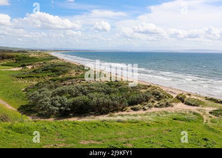 Blick nach Süden von der Statue „The Dragon“ am Strand von Irvine über den Firth of Clyde in Richtung Troon, Ayrshire, Schottland, Großbritannien Stockfoto