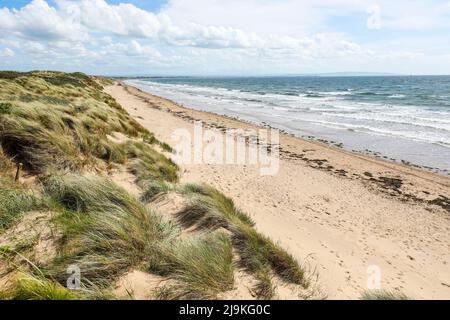 Blick nach Süden von der Statue „The Dragon“ am Strand von Irvine über den Firth of Clyde in Richtung Troon, Ayrshire, Schottland, Großbritannien Stockfoto